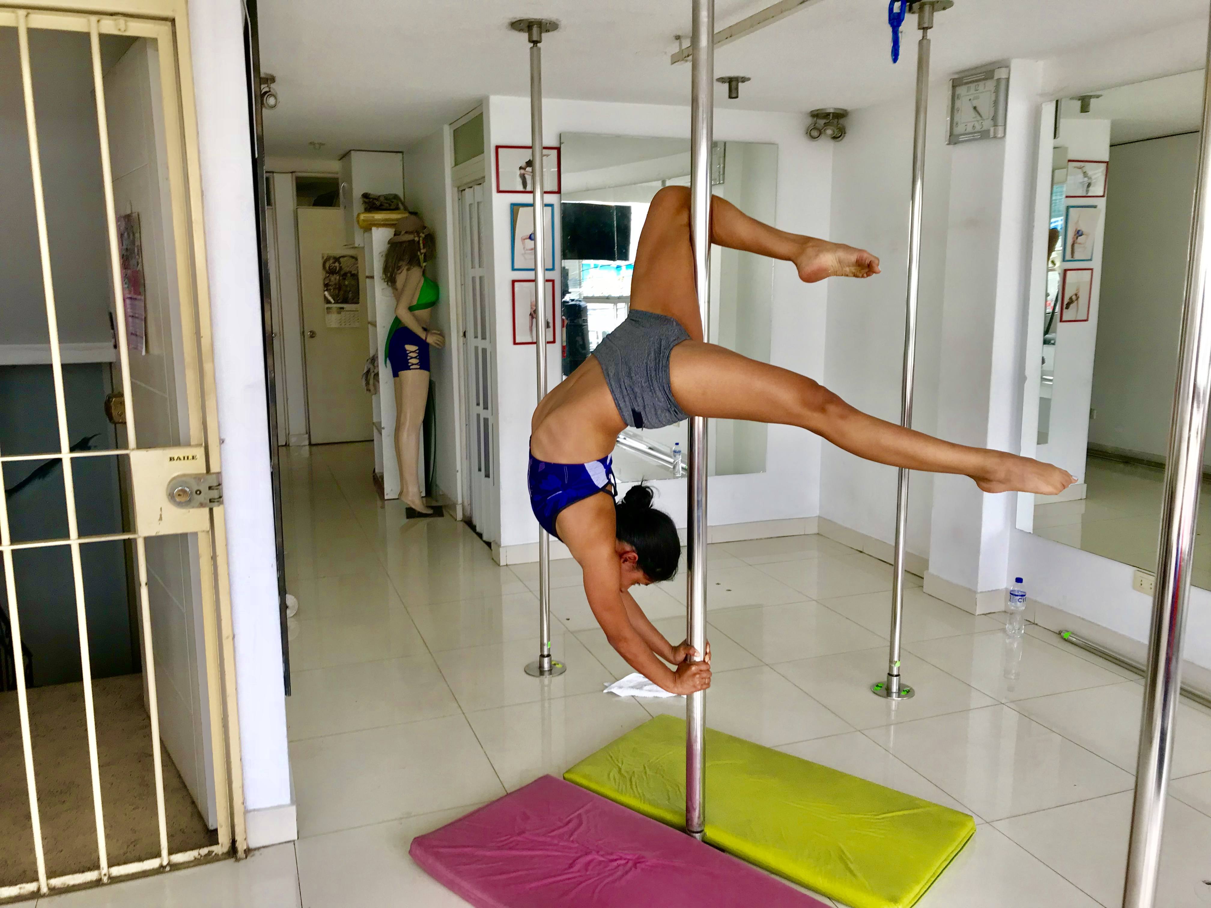 Clase de pole dance en Bailes Diana San Miguel